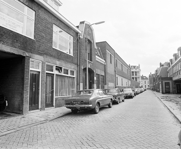 858402 Gezicht op de huizen Bekkerstraat 19 (links) -lager te Utrecht. In het midden de aan de Bekkerstraat gelegen ...